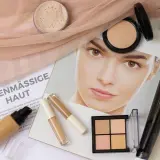 Make-up für ebenmäßige Haut: Foundation, Concealer, Puder und eine Palette für Kontur und Highlight.
