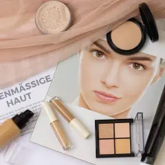 Make-up für ebenmäßige Haut: Foundation, Concealer, Puder und eine Palette für Kontur und Highlight.