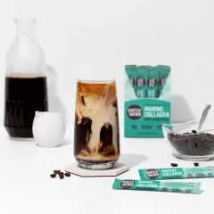 Eisgekühlter Kaffee mit Milchwirbeln, daneben Hunter & Gather Marine Kollagen-Sticks. Ein ideales Kollagen Lebensmittel für den Morgen.