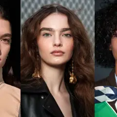 Drei Models mit auffälligem 90s makeup: knalliger Lippenstift, voluminöse Haare und glänzende Lippen.
