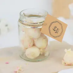 Selbstgemachte Badebomben in einem Glas, perfekt zum Entspannen. Ein schönes Geschenk, um Badebomben selber machen zu können.