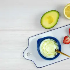 Zutaten für eine natürliche Haarkur: Avocado, Zitrone, Erdbeeren, Honig und Mandeln.