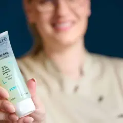 Elementrē Enzyme Gel mit Papaya-Extrakt entfernt sanft abgestorbene Haut und sorgt für ein reines Hautgefühl.