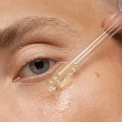 Ein Tropfen Serum wird auf die Haut aufgetragen. Dies ist eine Methode, was hilft gegen trockene Haut und spendet Feuchtigkeit.