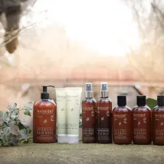 Natürliche Haarpflegeprodukte von Natulique, darunter Masken und Sprays, die für gesunde, silikone Haare sorgen.
