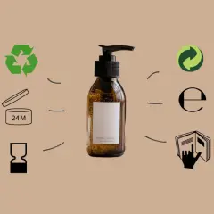 Braune Flasche mit Pumpspender, umgeben von Kosmetik Symbolen: Recycling, Haltbarkeit nach Öffnung (24M), E-Zeichen und Gebrauchsanweisung.