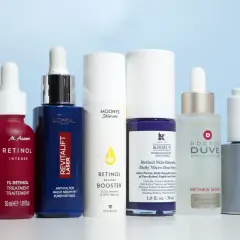 Eine Auswahl von Retinol-Produkten, ideal, um nach der Anwendung nach Retinol Nachtcreme aufzutragen.