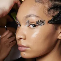 Glitzernde Augenpartie mit Silberflocken, perfekt für ein Make-up zu Silvester.