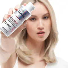 Frau hält L'Oréal Elvital Bond Repair Pre-Shampoo, das hilft, trockene Haare zu reparieren.