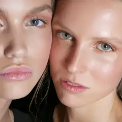 Zwei Gesichter, die zeigen, wo man Highlighter auftragen kann: auf Wangenknochen, Augenlidern und Lippenbogen für einen strahlenden Look.
