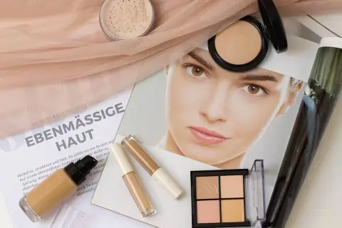 Make-up für ebenmäßige Haut: Foundation, Concealer, Puder und eine Palette für Kontur und Highlight.
