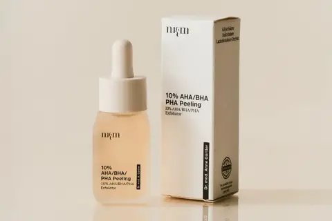 Ein Fläschchen mit AHA/BHA/PHA Peeling und die passende Verpackung.
