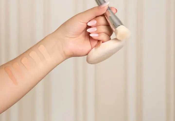 Arm mit Swatches verschiedener Concealer-Farben. So lässt sich die perfekte Concealer Farbe finden.