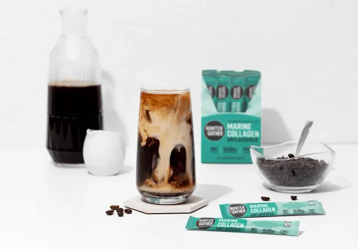 Eisgekühlter Kaffee mit Milchwirbeln, daneben Hunter & Gather Marine Kollagen-Sticks. Ein ideales Kollagen Lebensmittel für den Morgen.