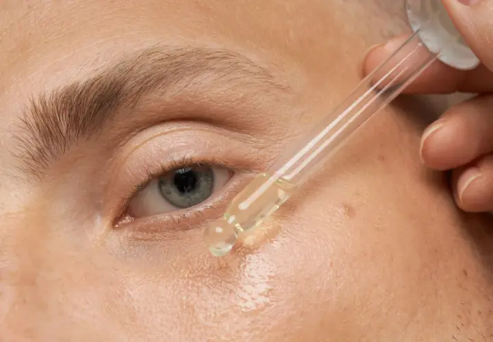 Ein Tropfen Serum wird auf die Haut aufgetragen. Dies ist eine Methode, was hilft gegen trockene Haut und spendet Feuchtigkeit.
