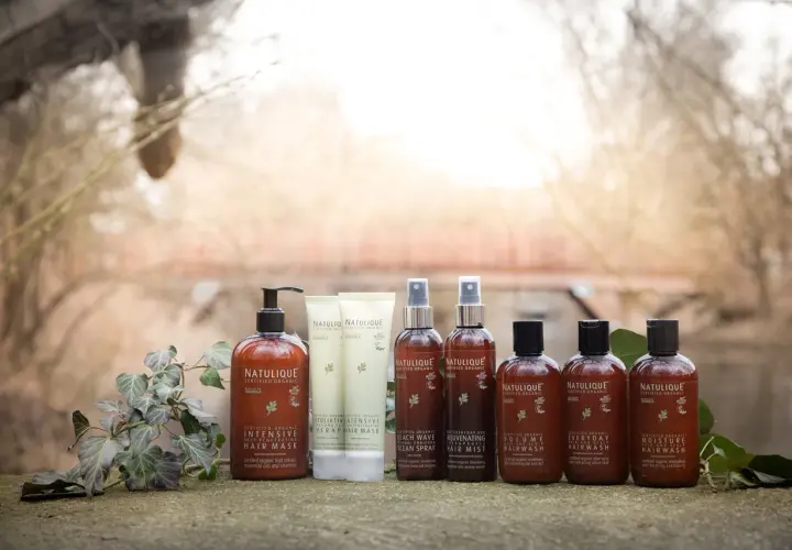 Natürliche Haarpflegeprodukte von Natulique, darunter Masken und Sprays, die für gesunde, silikone Haare sorgen.