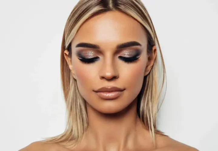 Glamouröses Augen Make-up mit schimmernden Lidschatten und vollen Wimpern. Ein atemberaubender Look, der Blicke auf sich zieht.