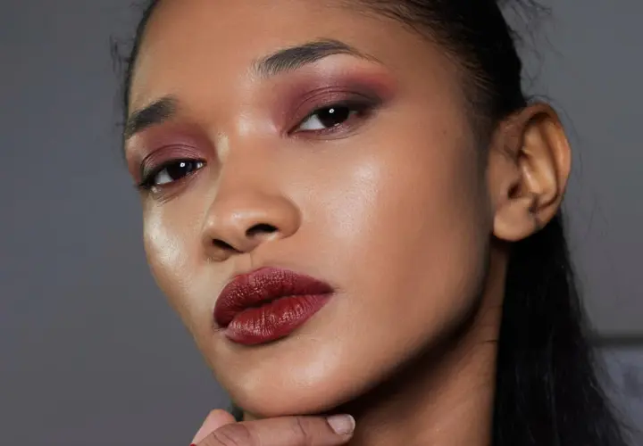Ein dramatisches Abend Make-up mit tiefroten Lippen und rauchigen, burgunderfarbenen Lidschatten.