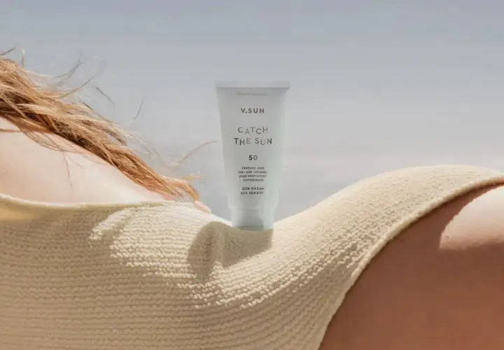 Sonnencreme mit LSF 50, die Octocrylen enthält, schützt die Haut vor der Sonne.