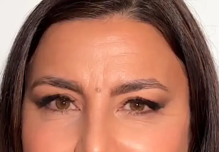 Ein geschwungener Eyeliner-Strich hebt die Augen hervor und kaschiert gekonnt Schlupflider.