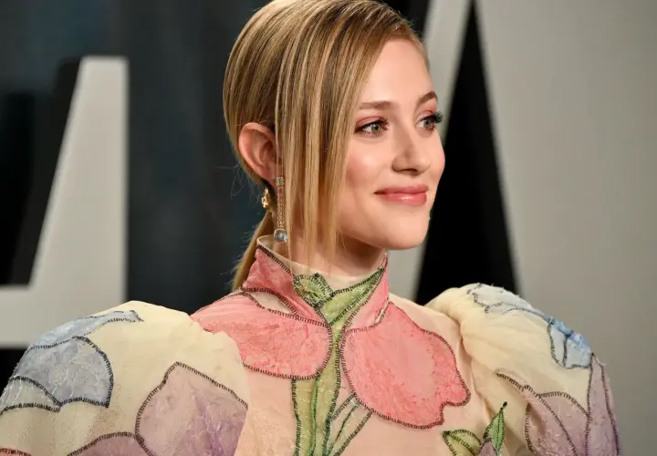 Ein Lächeln in Pfirsich-Nude-Tönen, das durch ein blumenverziertes Kleid und funkelnde Ohrringe unterstrichen wird.