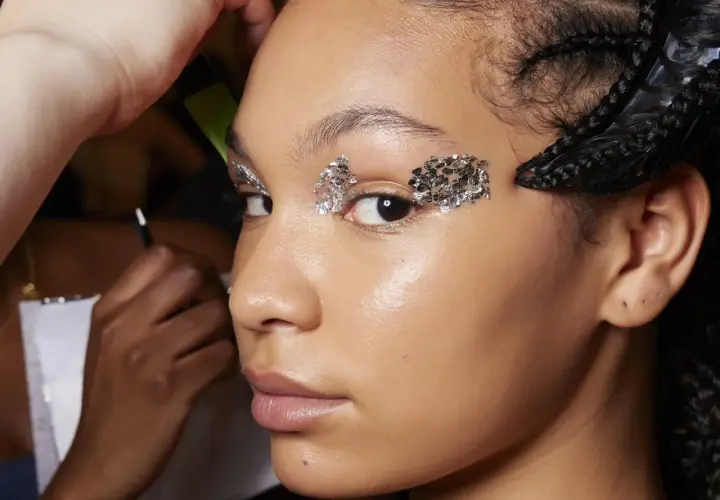 Glitzernde Augenpartie mit Silberflocken, perfekt für ein Make-up zu Silvester.