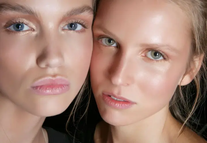 Zwei Gesichter, die zeigen, wo man Highlighter auftragen kann: auf Wangenknochen, Augenlidern und Lippenbogen für einen strahlenden Look.