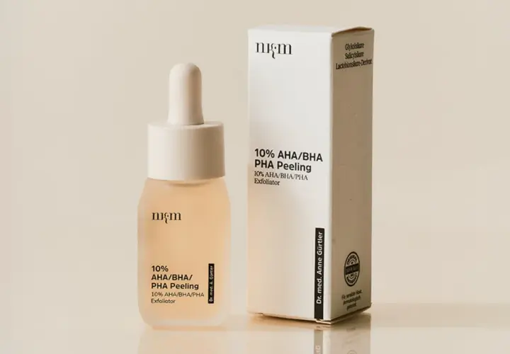 Ein Fläschchen mit AHA/BHA/PHA Peeling und die passende Verpackung.