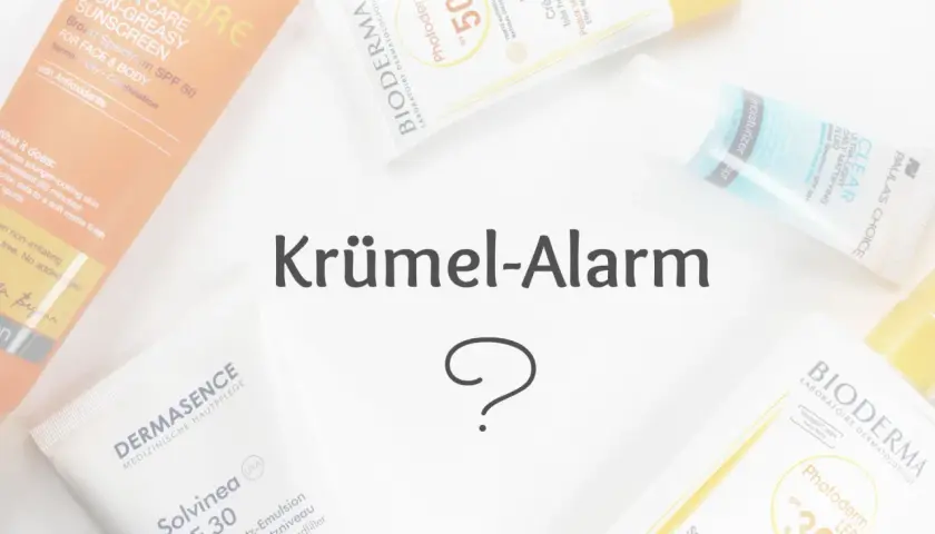 Sonnencremes und ein Moisturizer liegen auf weißem Untergrund. Ein Fragezeichen und der Text "Krümel-Alarm" sind in der Mitte zu sehen.