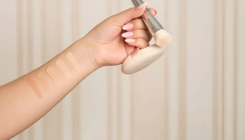 Arm mit Swatches verschiedener Concealer-Farben. So lässt sich die perfekte Concealer Farbe finden.