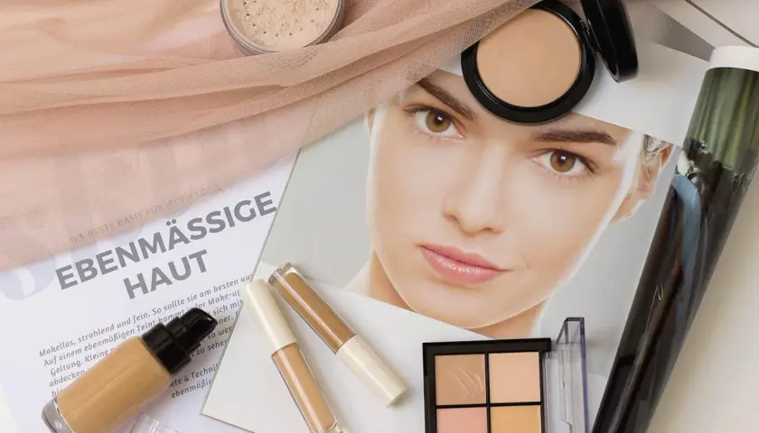 Make-up für ebenmäßige Haut: Foundation, Concealer, Puder und eine Palette für Kontur und Highlight.