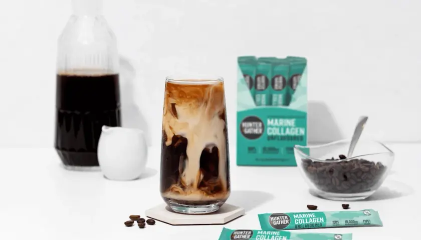 Eisgekühlter Kaffee mit Milchwirbeln, daneben Hunter & Gather Marine Kollagen-Sticks. Ein ideales Kollagen Lebensmittel für den Morgen.