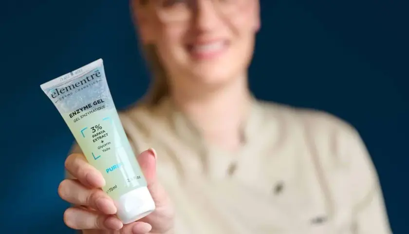 Elementrē Enzyme Gel mit Papaya-Extrakt entfernt sanft abgestorbene Haut und sorgt für ein reines Hautgefühl.