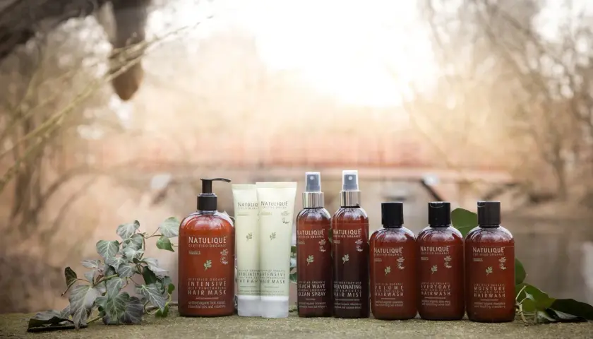 Natürliche Haarpflegeprodukte von Natulique, darunter Masken und Sprays, die für gesunde, silikone Haare sorgen.