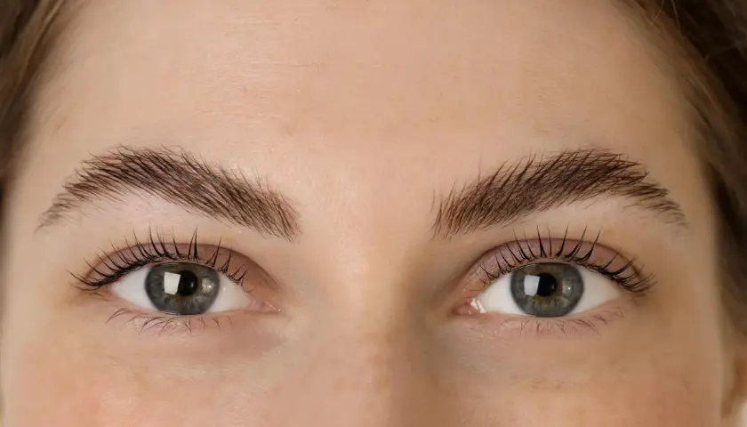 Vorher-nachher-Vergleich: Zarte Haut, die feinen Falten um die Augen sind kaum sichtbar, die Wimpern sind betont.