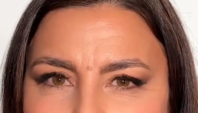 Ein geschwungener Eyeliner-Strich hebt die Augen hervor und kaschiert gekonnt Schlupflider.
