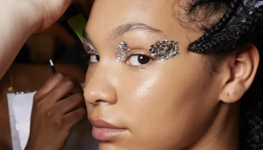 Glitzernde Augenpartie mit Silberflocken, perfekt für ein Make-up zu Silvester.