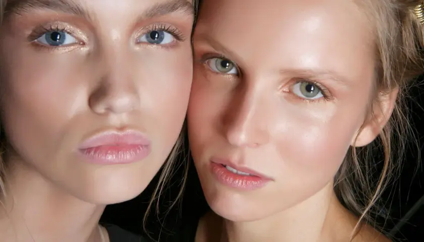 Zwei Gesichter, die zeigen, wo man Highlighter auftragen kann: auf Wangenknochen, Augenlidern und Lippenbogen für einen strahlenden Look.