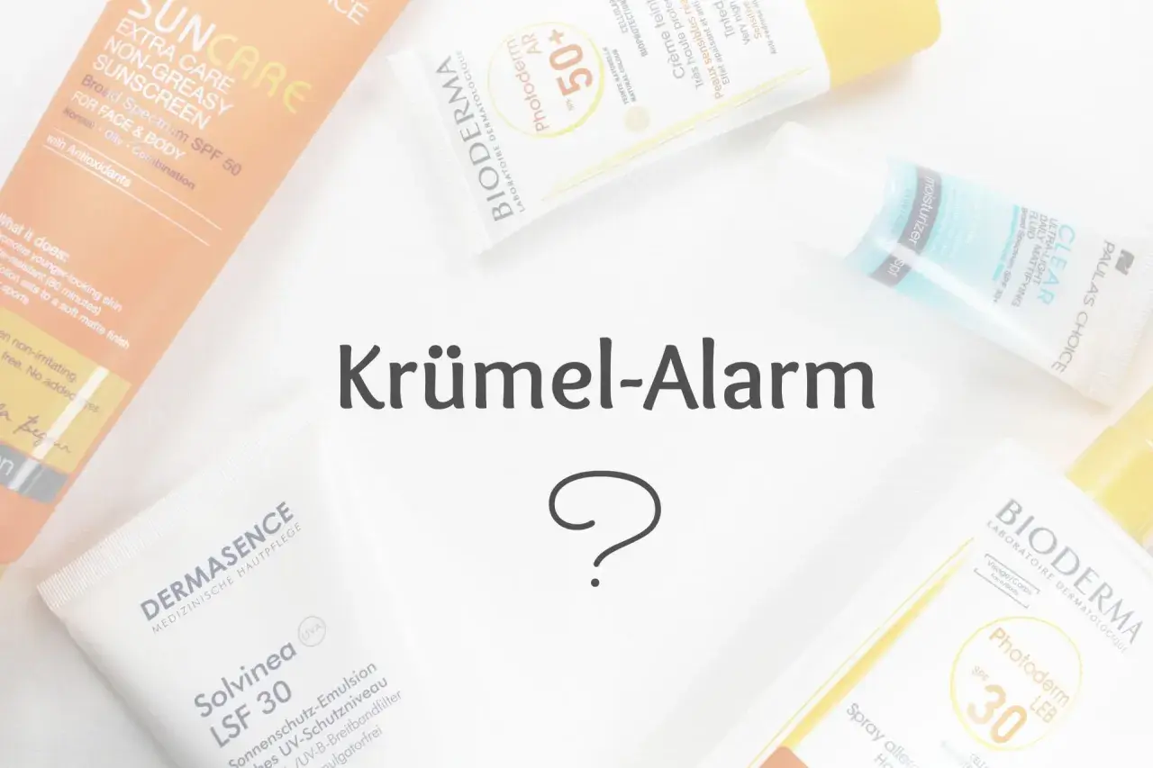 Sonnencremes und ein Moisturizer liegen auf weißem Untergrund. Ein Fragezeichen und der Text "Krümel-Alarm" sind in der Mitte zu sehen.