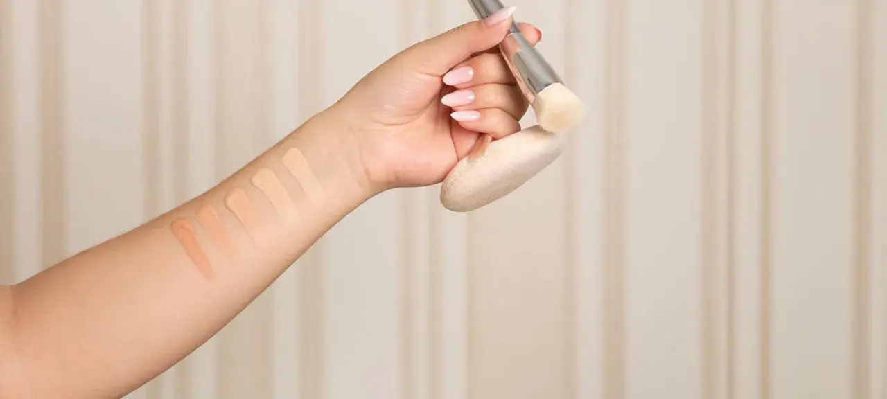 Arm mit Swatches verschiedener Concealer-Farben. So lässt sich die perfekte Concealer Farbe finden.