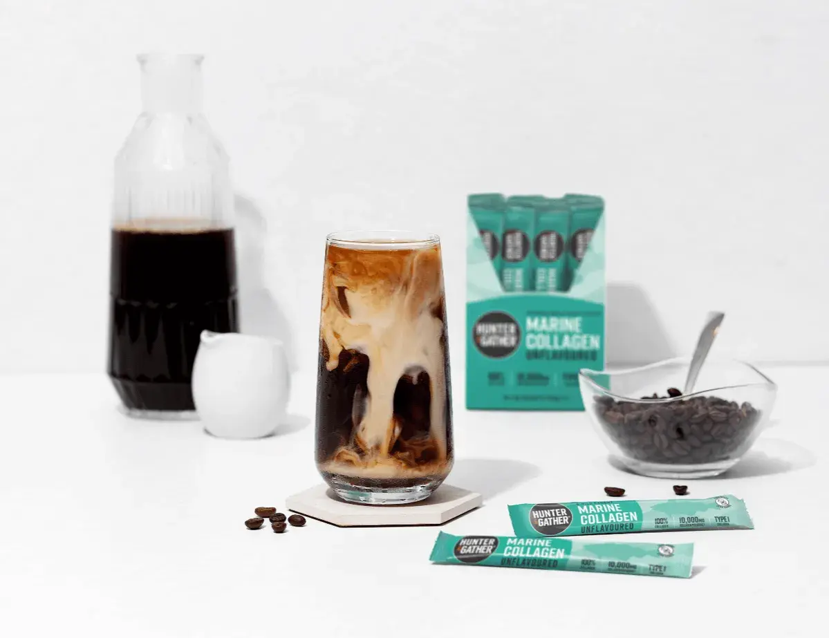 Eisgekühlter Kaffee mit Milchwirbeln, daneben Hunter & Gather Marine Kollagen-Sticks. Ein ideales Kollagen Lebensmittel für den Morgen.