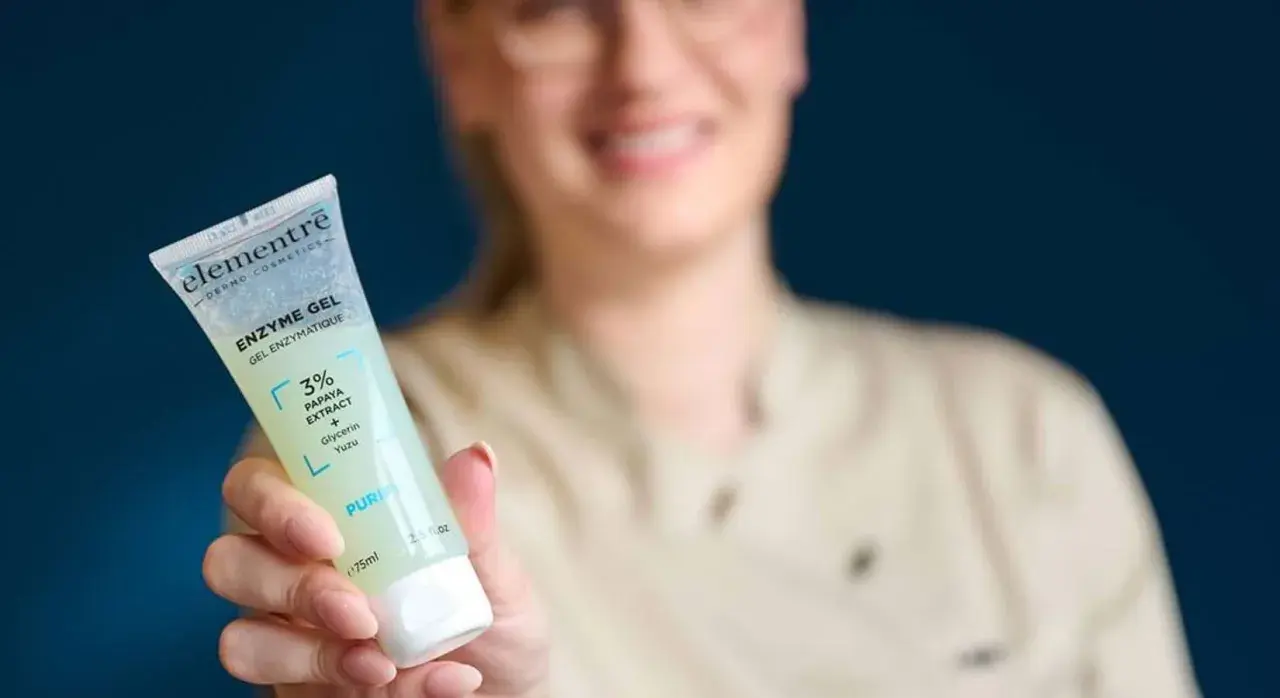 Elementrē Enzyme Gel mit Papaya-Extrakt entfernt sanft abgestorbene Haut und sorgt für ein reines Hautgefühl.