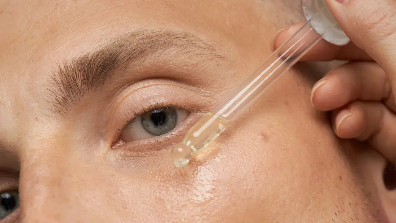 Ein Tropfen Serum wird auf die Haut aufgetragen. Dies ist eine Methode, was hilft gegen trockene Haut und spendet Feuchtigkeit.