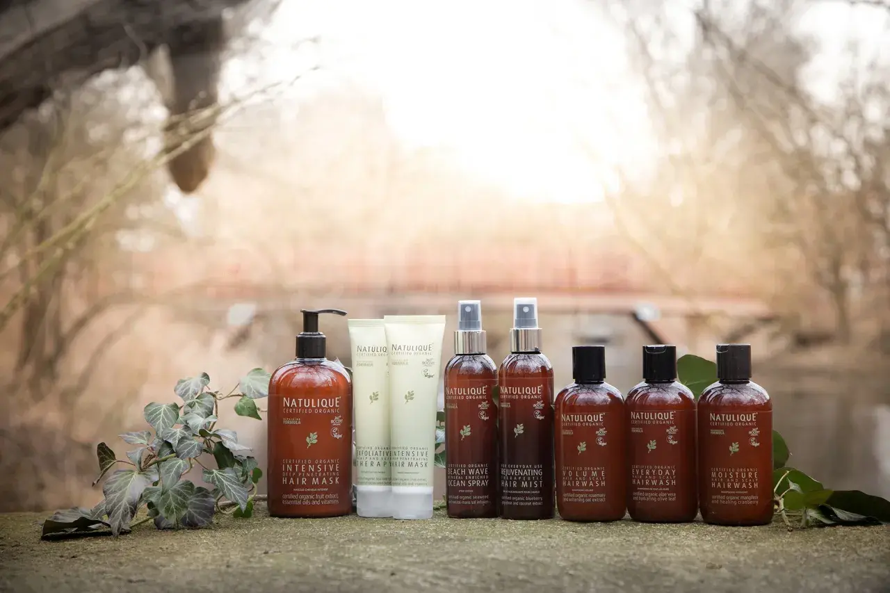 Natürliche Haarpflegeprodukte von Natulique, darunter Masken und Sprays, die für gesunde, silikone Haare sorgen.