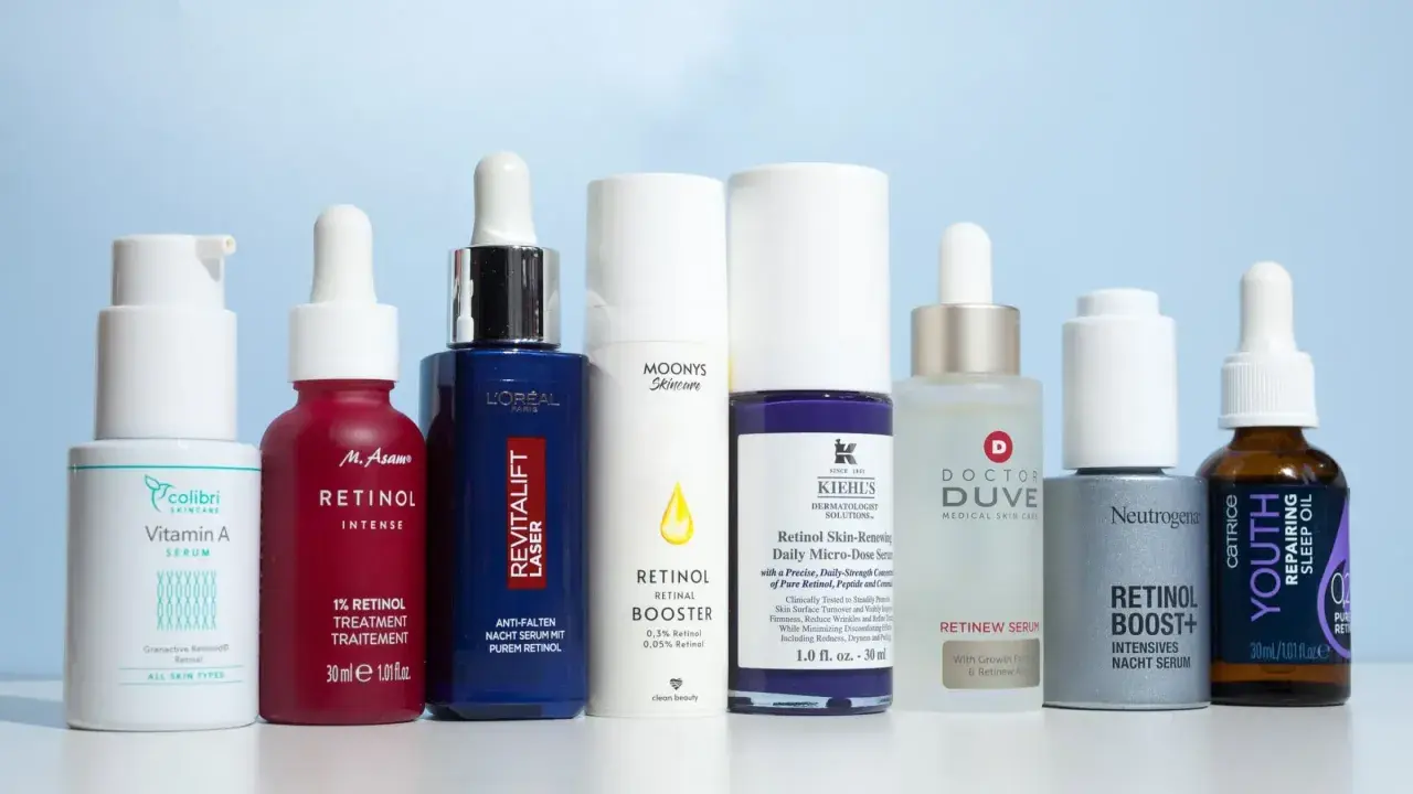 Eine Auswahl von Retinol-Produkten, ideal, um nach der Anwendung nach Retinol Nachtcreme aufzutragen.