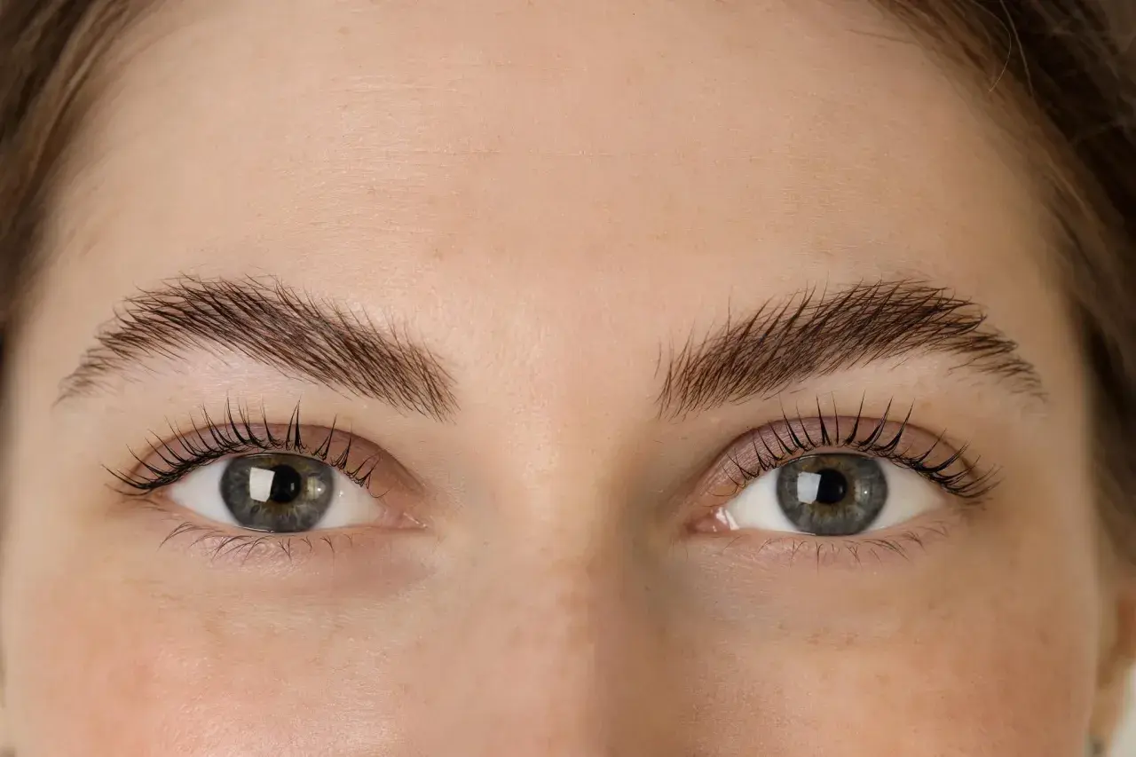 Vorher-nachher-Vergleich: Zarte Haut, die feinen Falten um die Augen sind kaum sichtbar, die Wimpern sind betont.