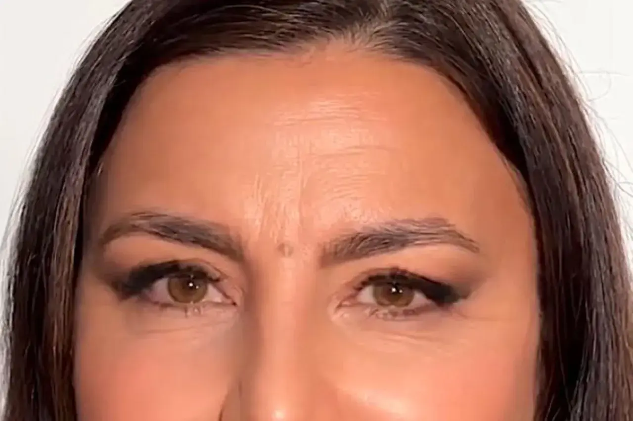 Ein geschwungener Eyeliner-Strich hebt die Augen hervor und kaschiert gekonnt Schlupflider.