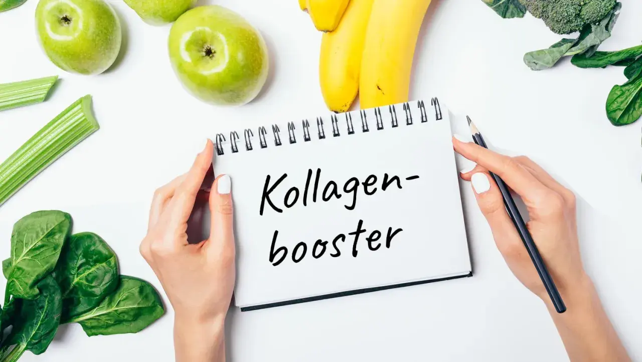 Grüne Äpfel, Bananen, Sellerie, Spinat und Brokkoli – Zutaten für kollagenhaltige Lebensmittel, die auf einem Notizbuch mit der Aufschrift "Kollagen-Booster" liegen.