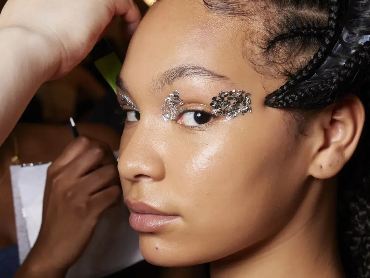 Glitzernde Augenpartie mit Silberflocken, perfekt für ein Make-up zu Silvester.