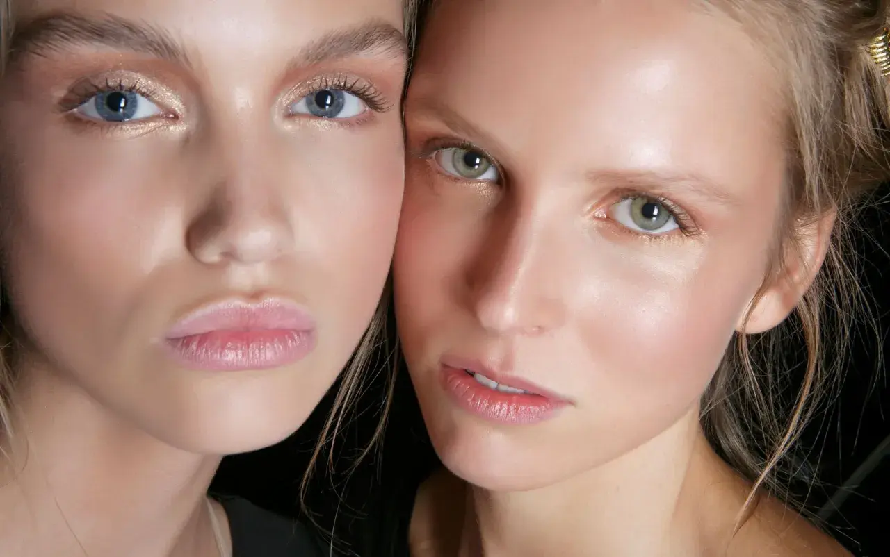Zwei Gesichter, die zeigen, wo man Highlighter auftragen kann: auf Wangenknochen, Augenlidern und Lippenbogen für einen strahlenden Look.